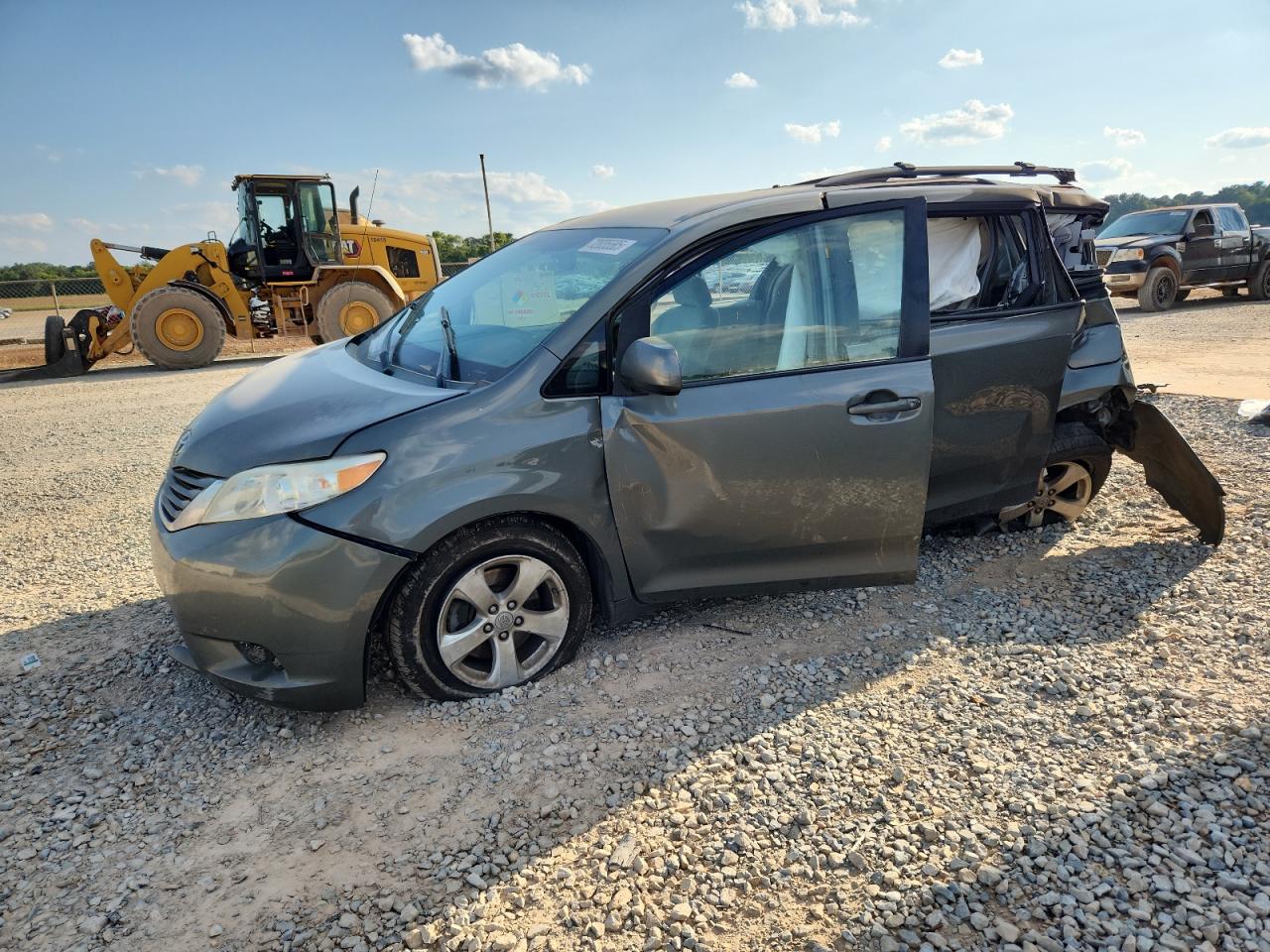 TOYOTA SIENNA LE 2011