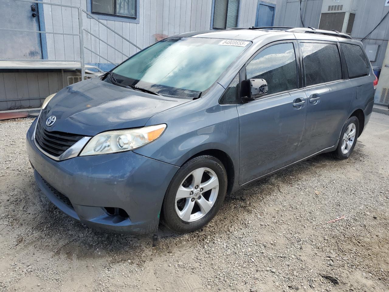 TOYOTA SIENNA LE 2011