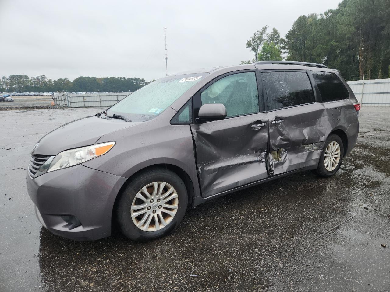 TOYOTA SIENNA XLE 2015