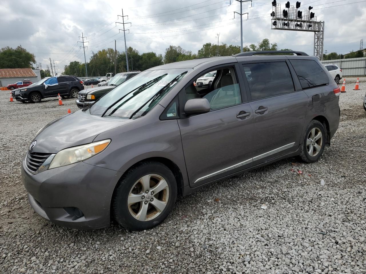 TOYOTA SIENNA LE 2012
