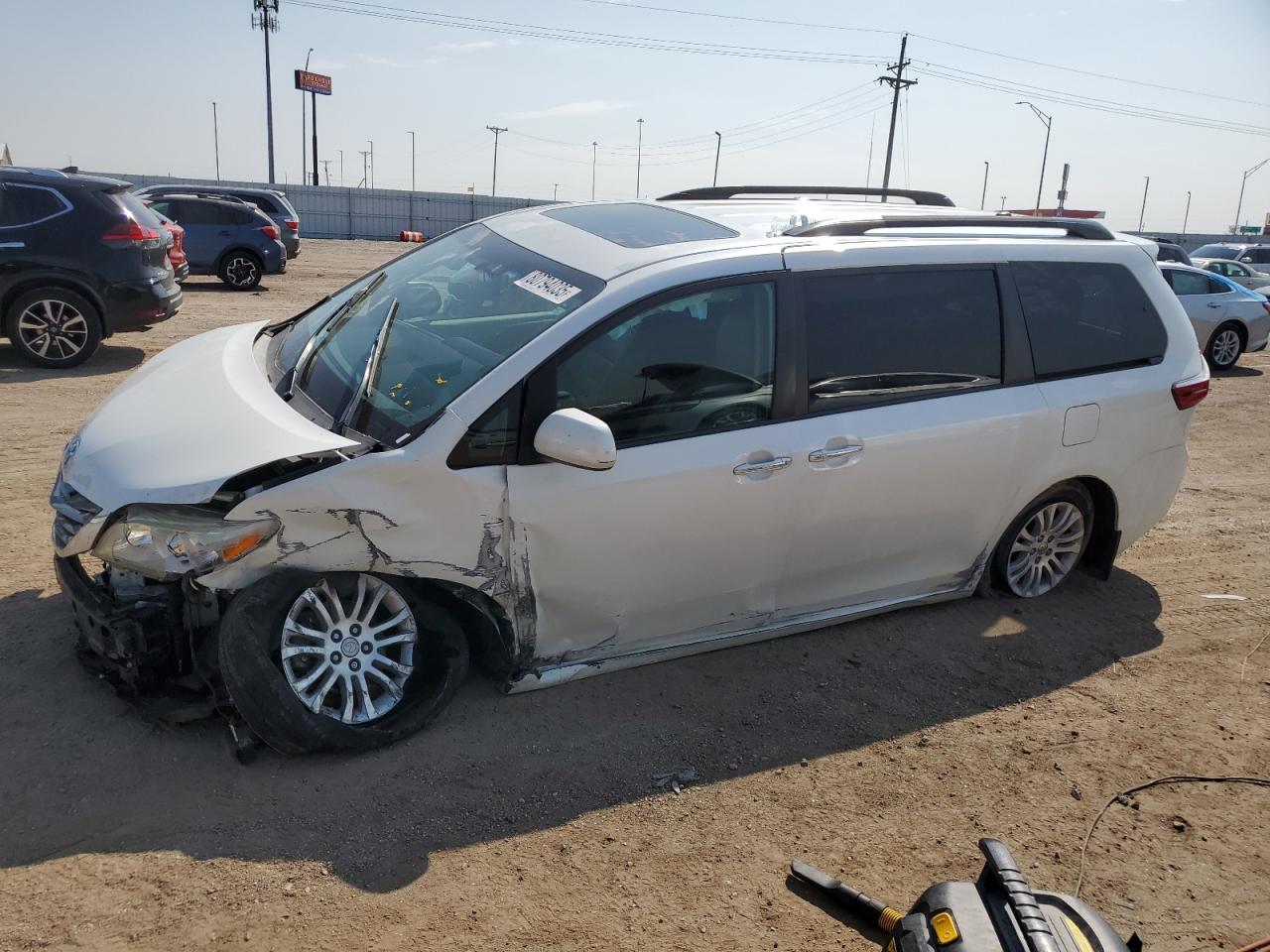 TOYOTA SIENNA XLE 2016