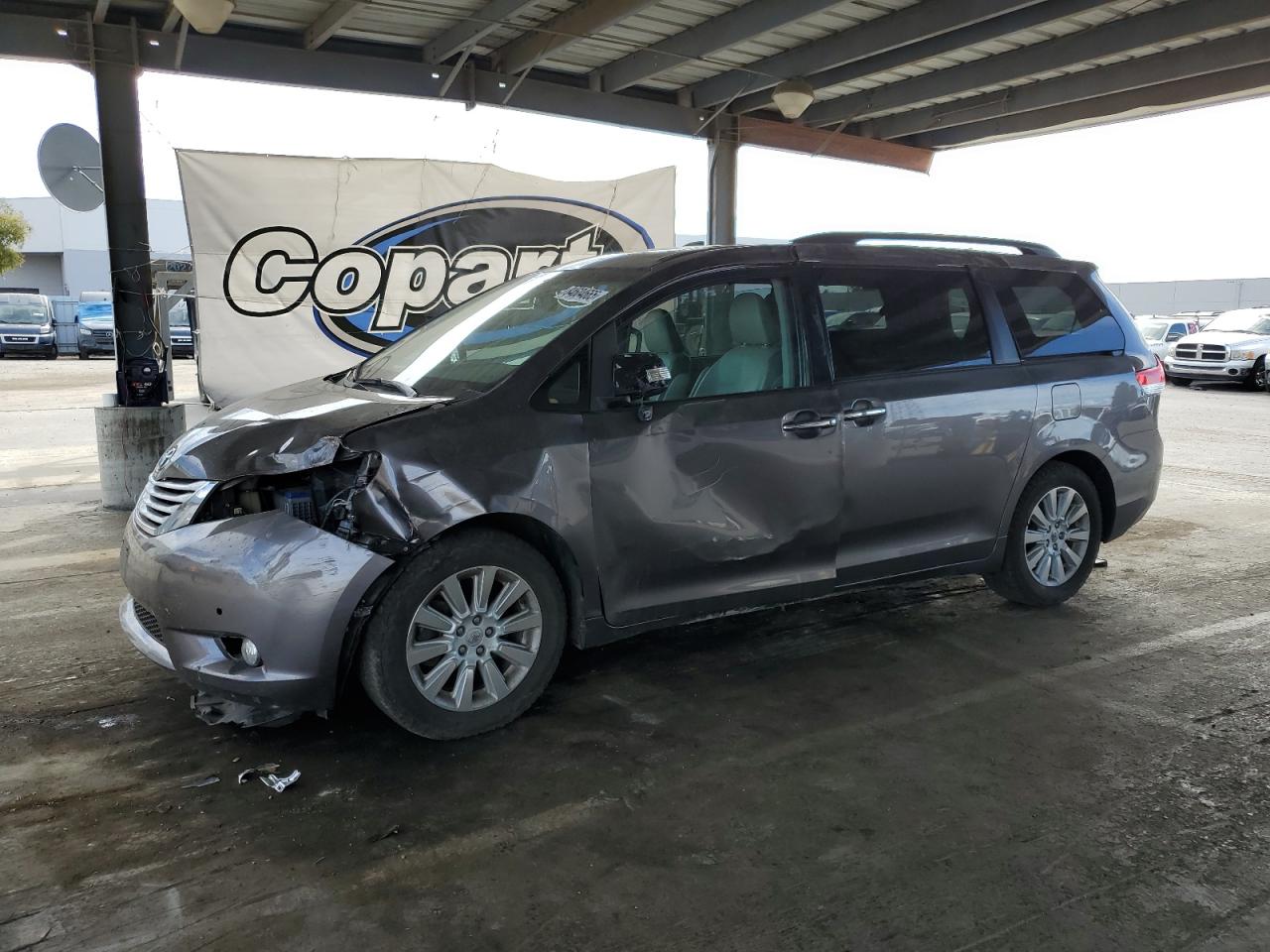 TOYOTA SIENNA XLE 2014