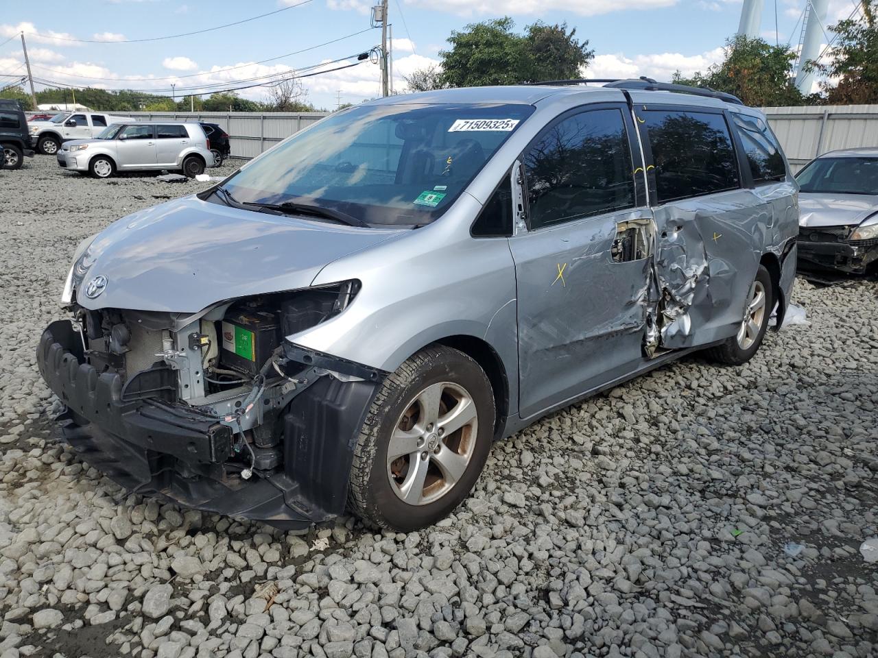 TOYOTA SIENNA LE 2016