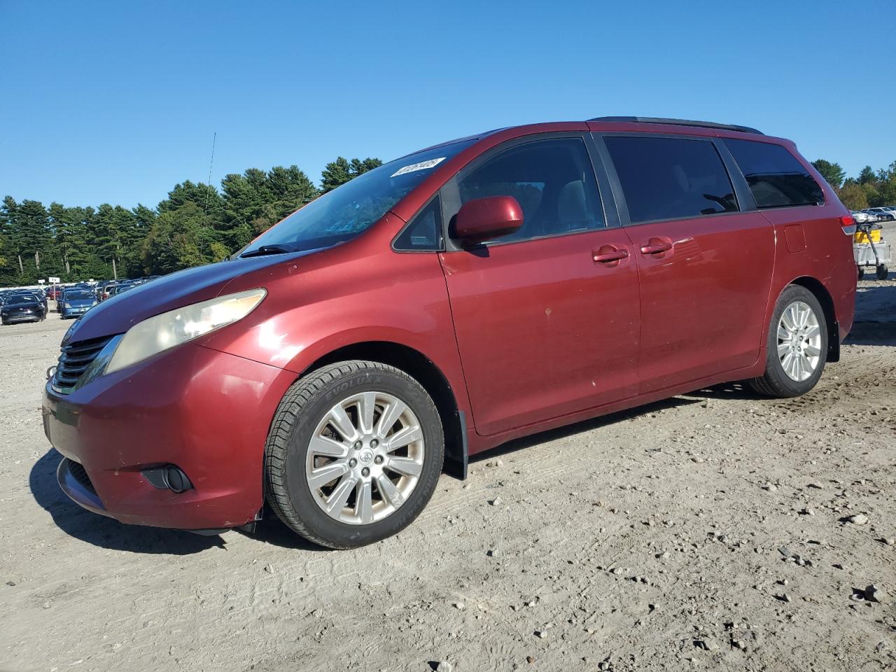 TOYOTA SIENNA LE 2011