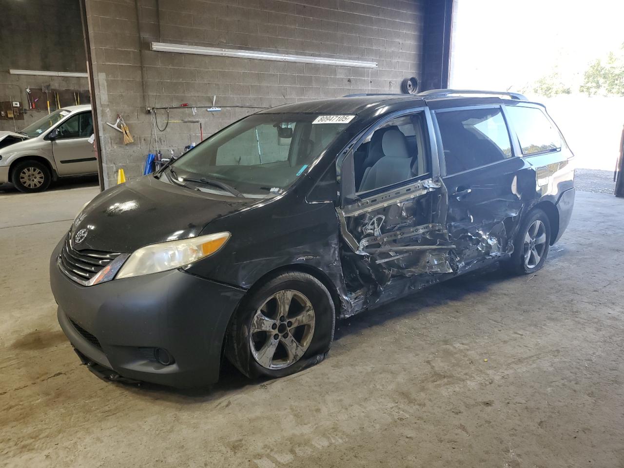 TOYOTA SIENNA LE 2011