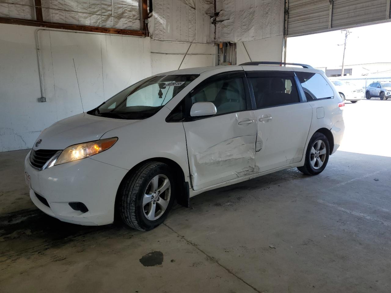 TOYOTA SIENNA LE 2011