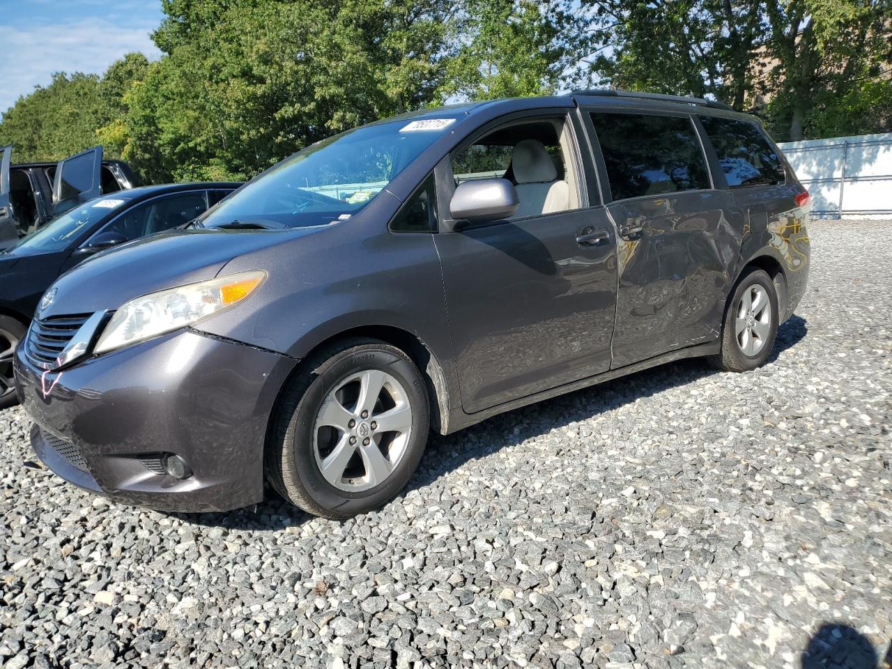 TOYOTA SIENNA LE 2012