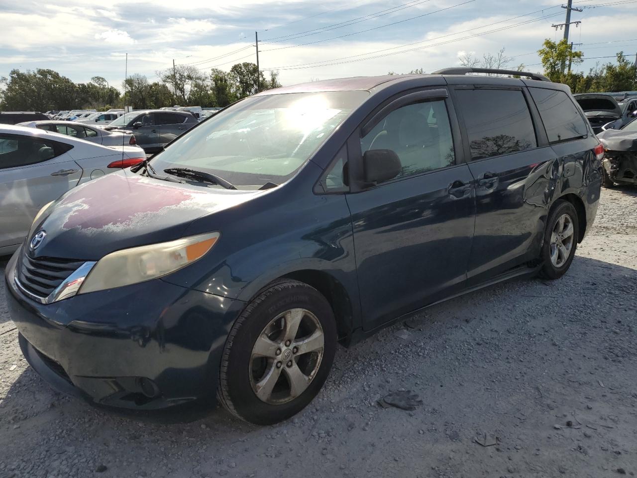 TOYOTA SIENNA LE 2012