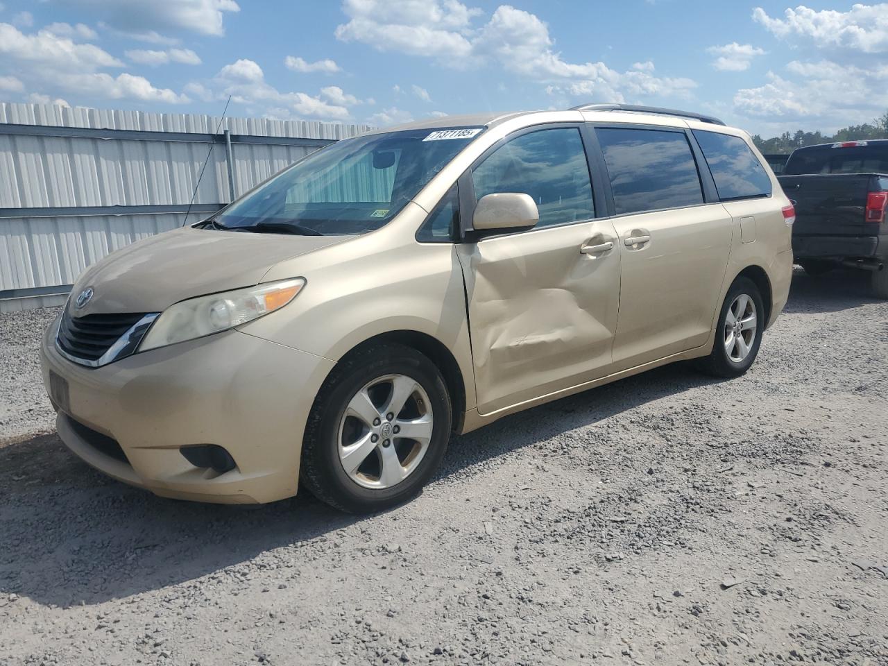 TOYOTA SIENNA LE 2011