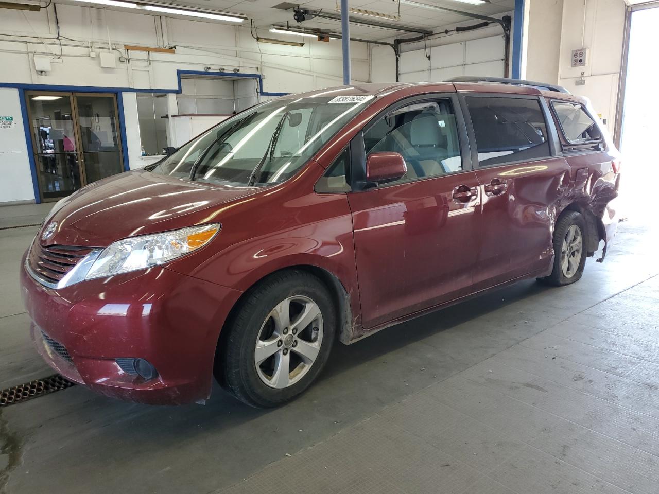 TOYOTA SIENNA LE 2015