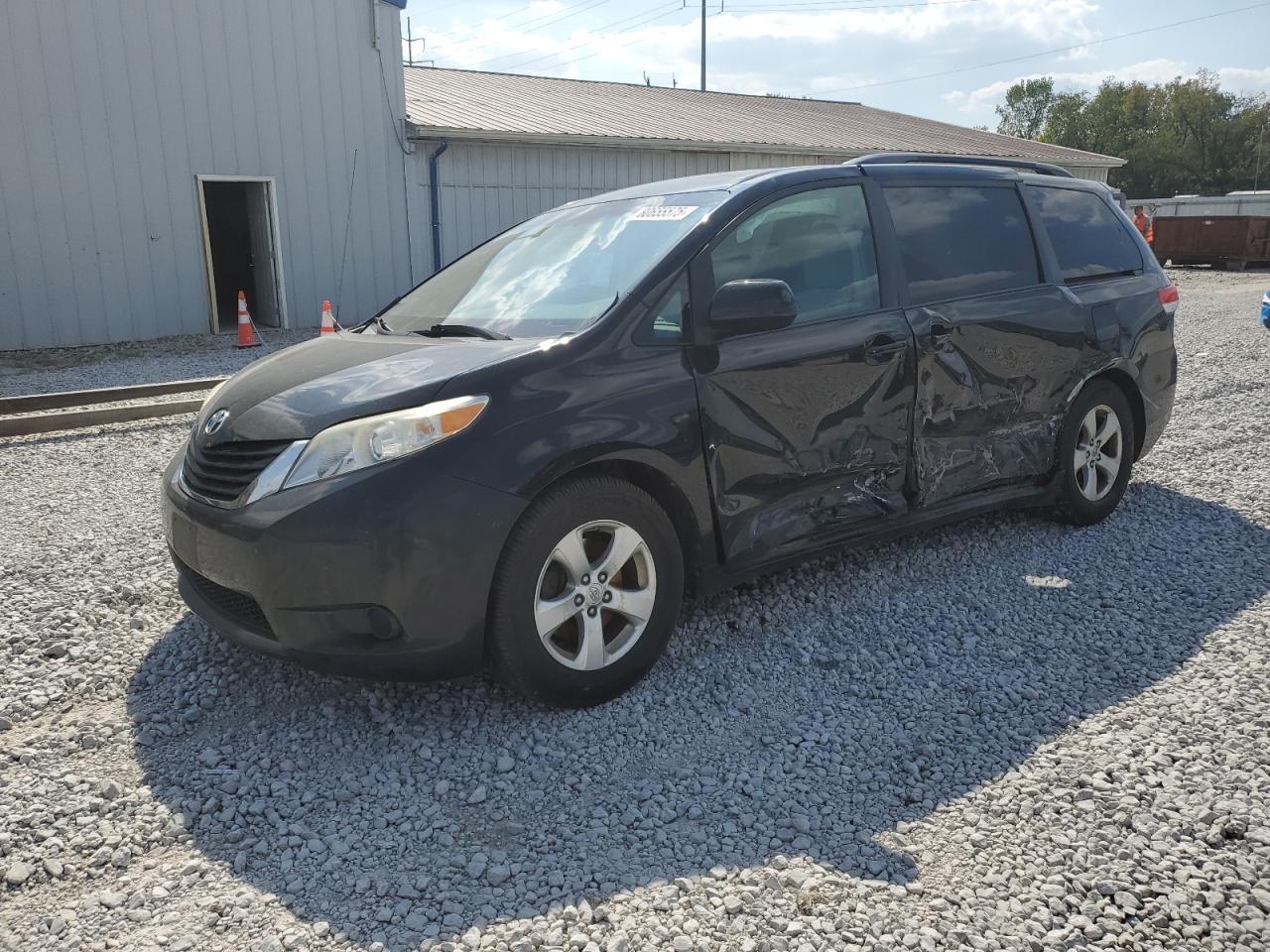 TOYOTA SIENNA LE 2013