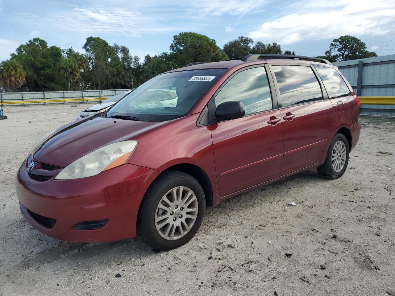 TOYOTA SIENNA LE 2010