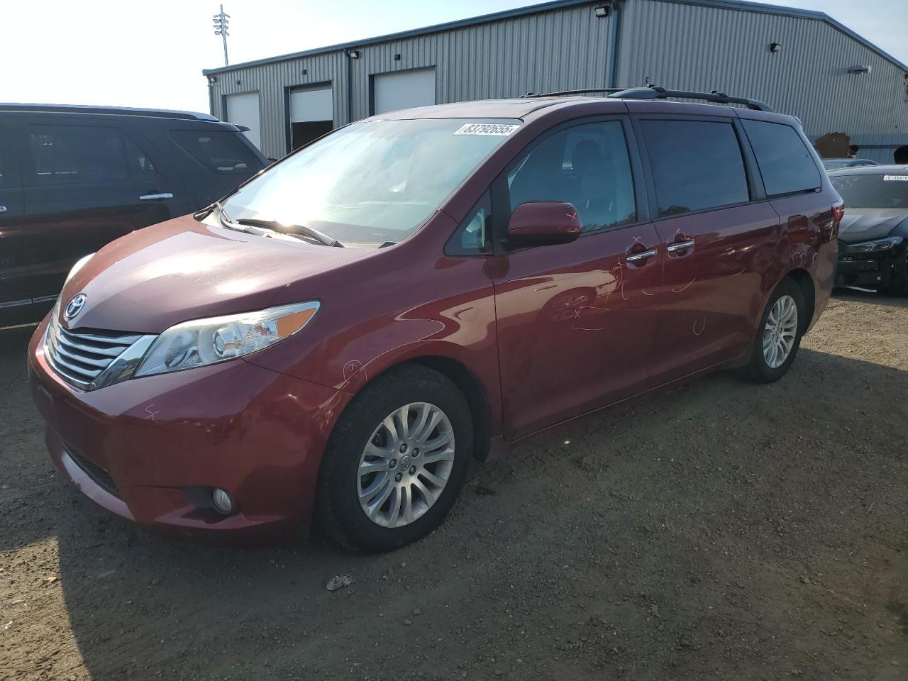 TOYOTA SIENNA XLE 2016