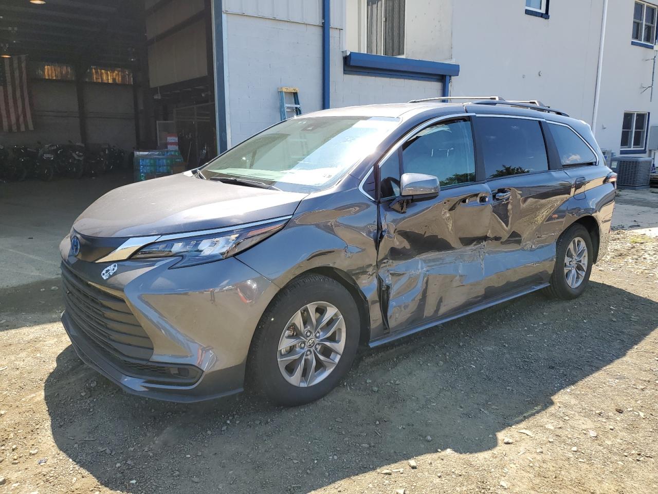 TOYOTA SIENNA LE 2025