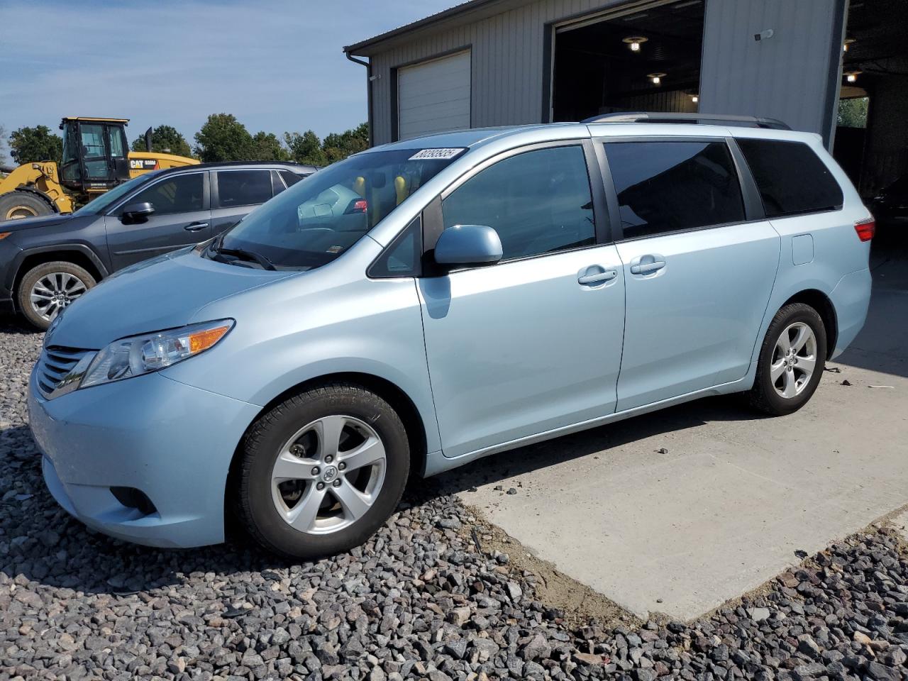 TOYOTA SIENNA LE 2015