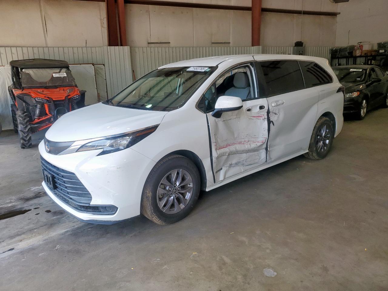 TOYOTA SIENNA LE 2021