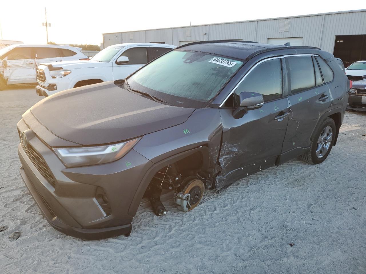 TOYOTA RAV4 XLE 2024