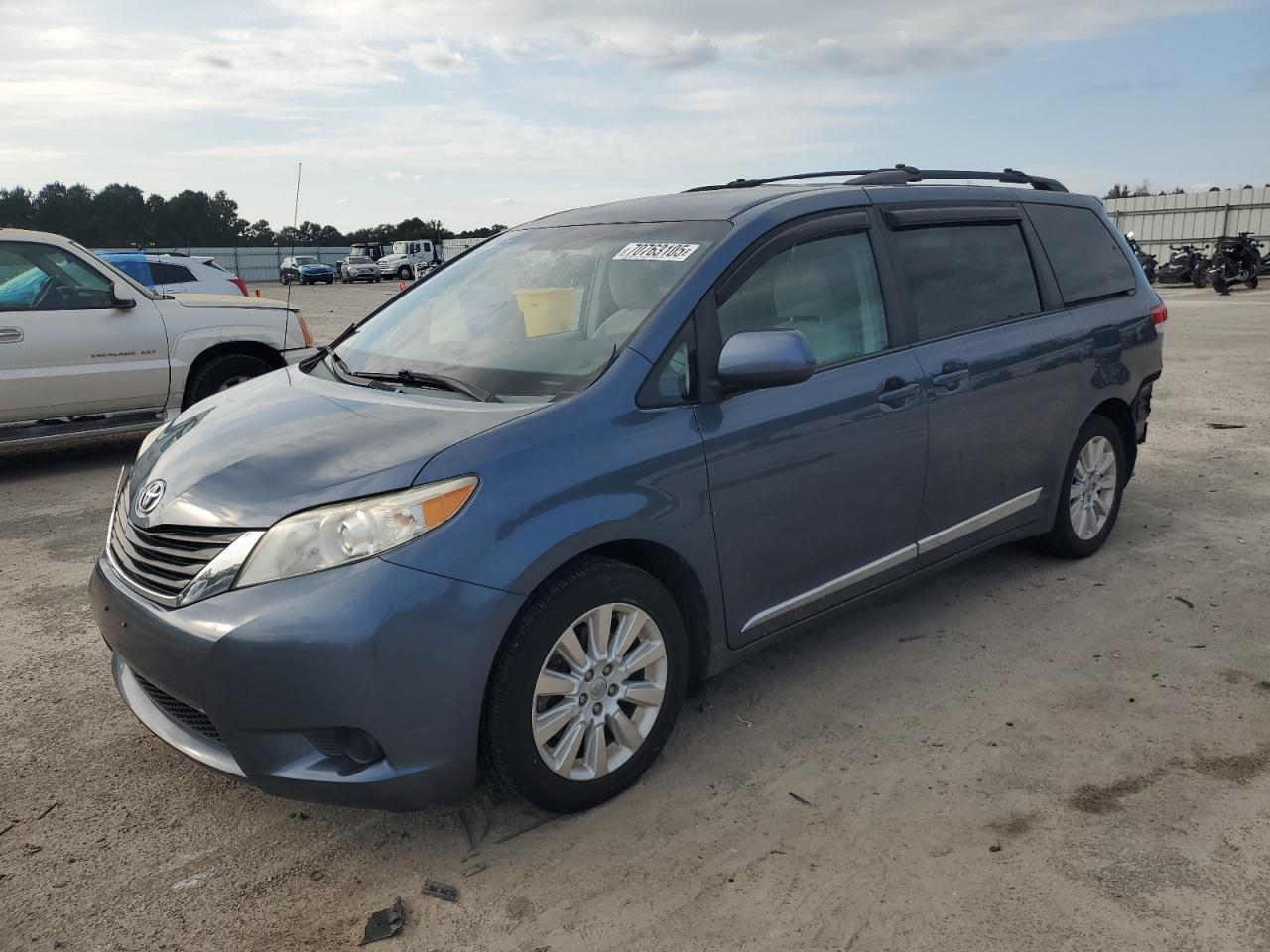 TOYOTA SIENNA LE 2013