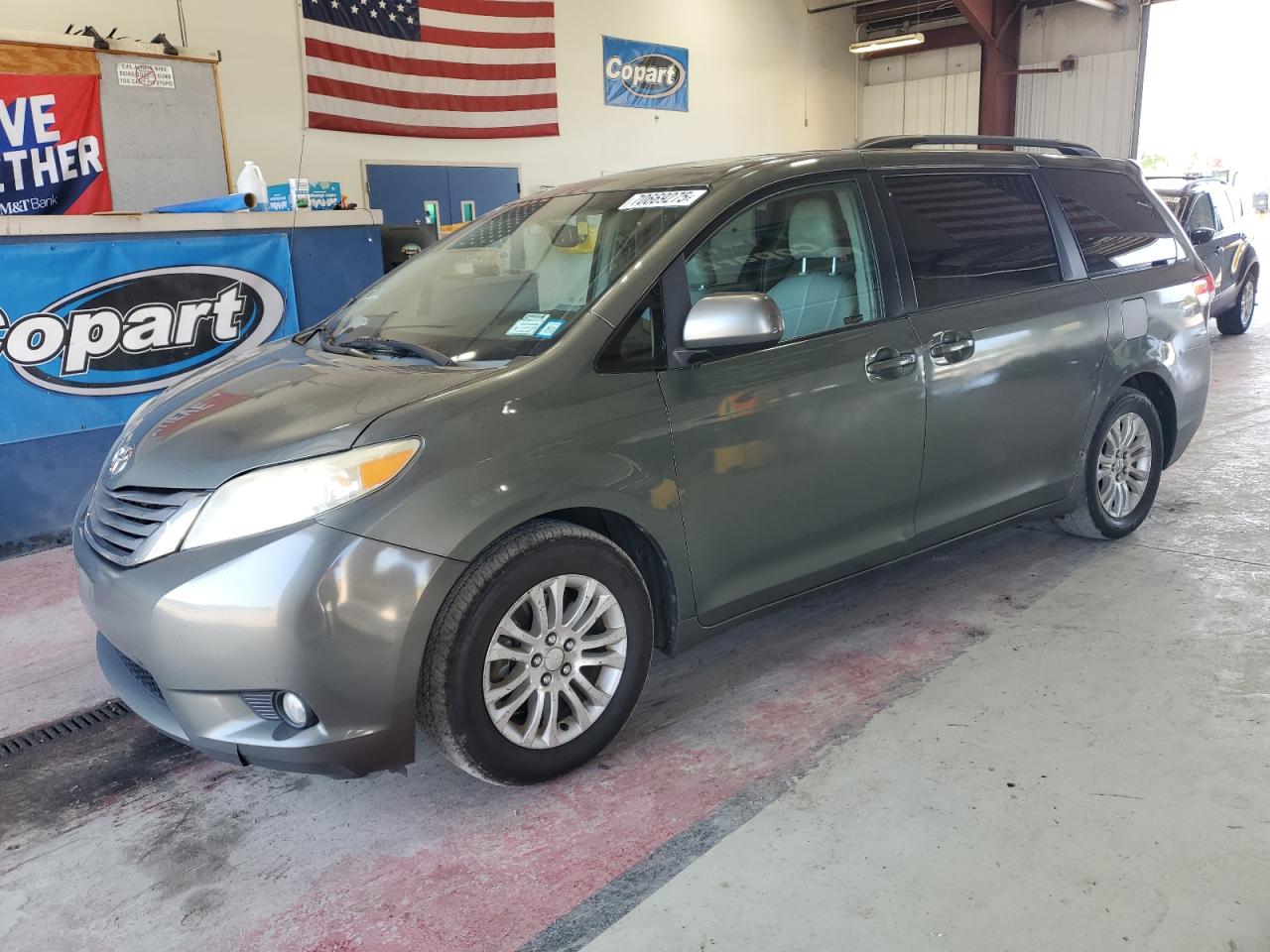 TOYOTA SIENNA XLE 2011