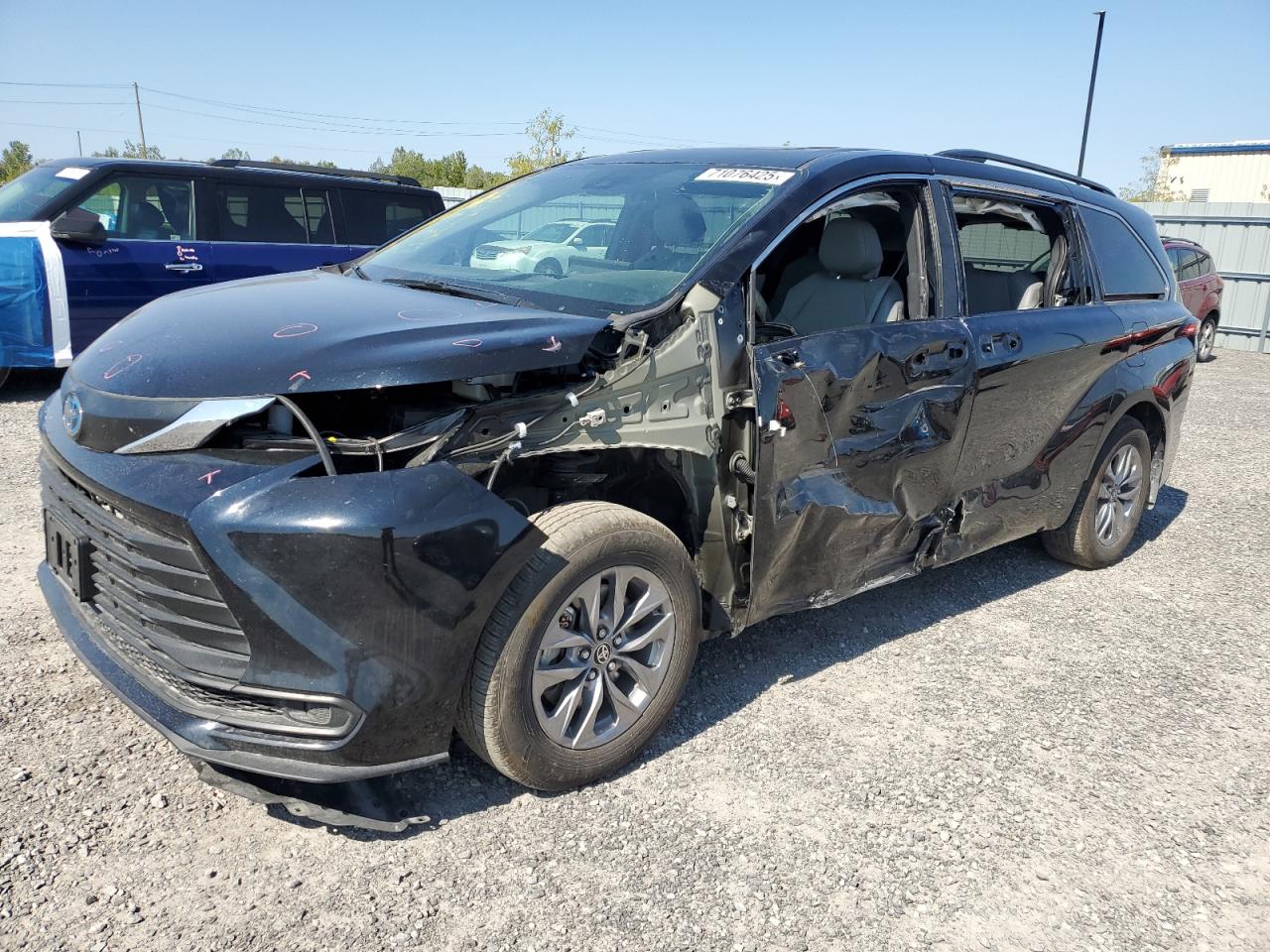 TOYOTA SIENNA LE/ 2025