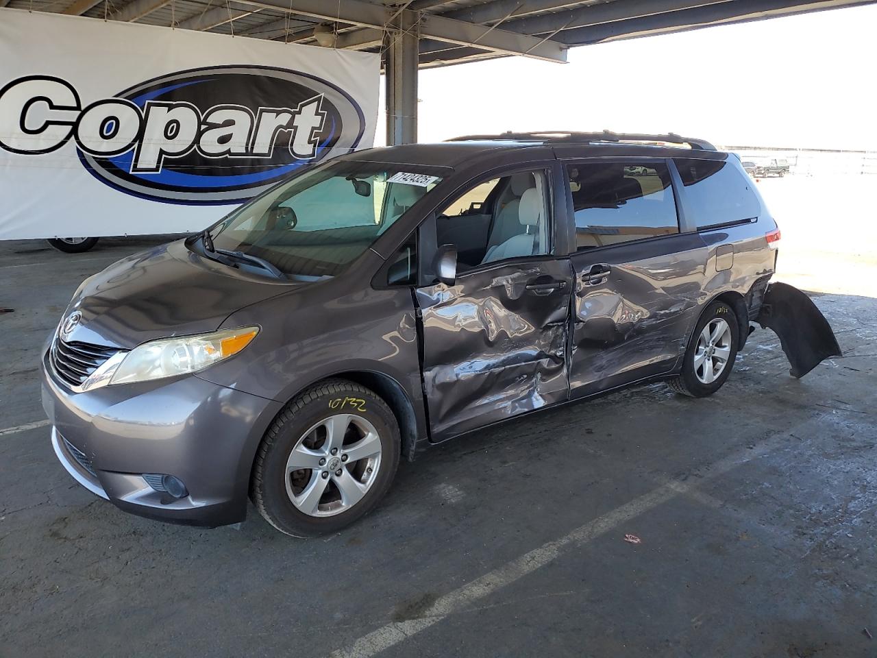 TOYOTA SIENNA LE 2012