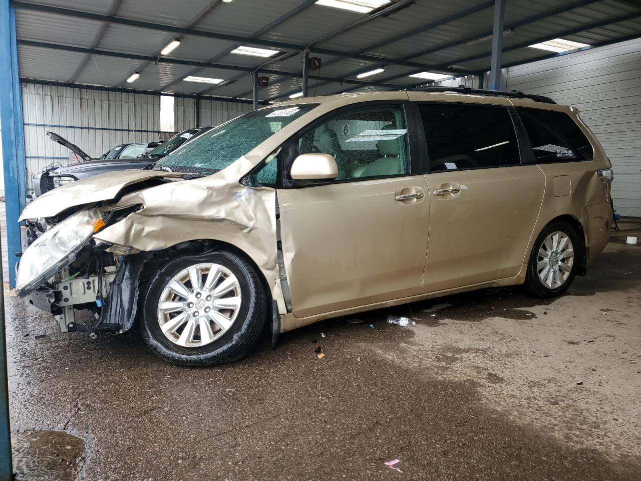 TOYOTA SIENNA XLE 2011