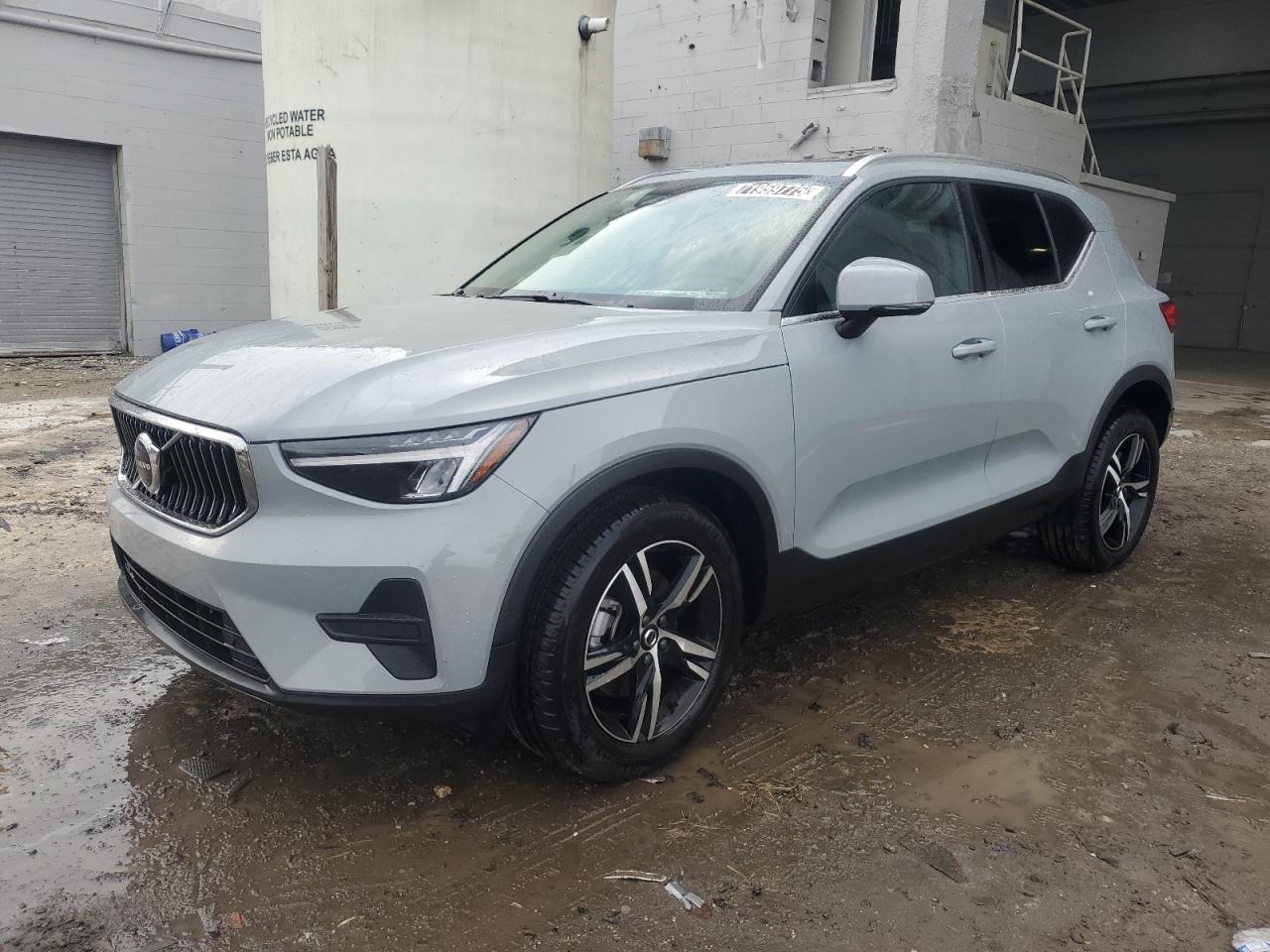 VOLVO XC40 CORE 2025