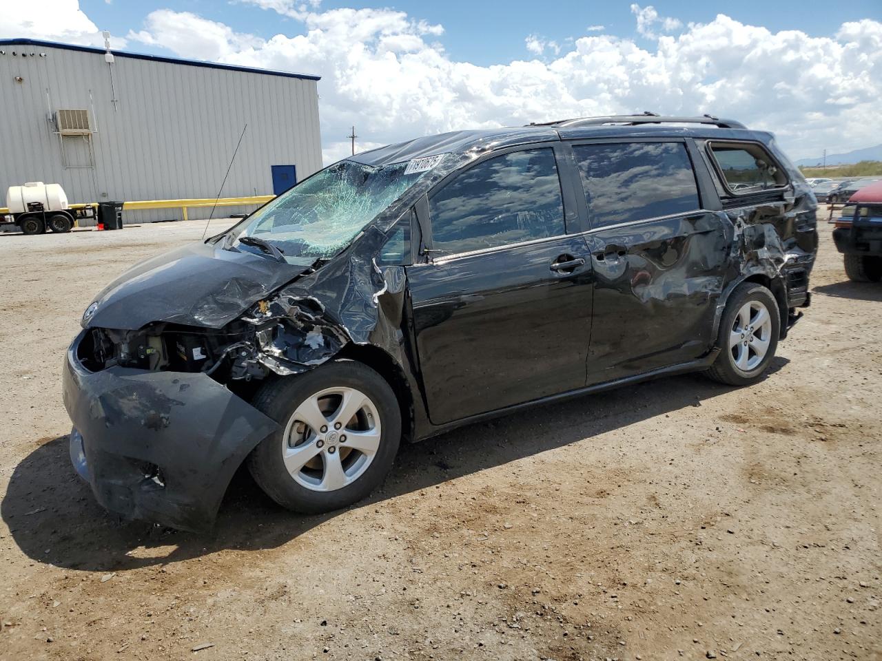 TOYOTA SIENNA LE 2011