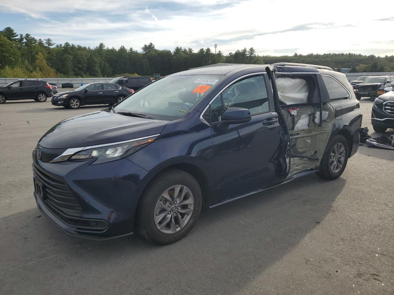 TOYOTA SIENNA LE 2025