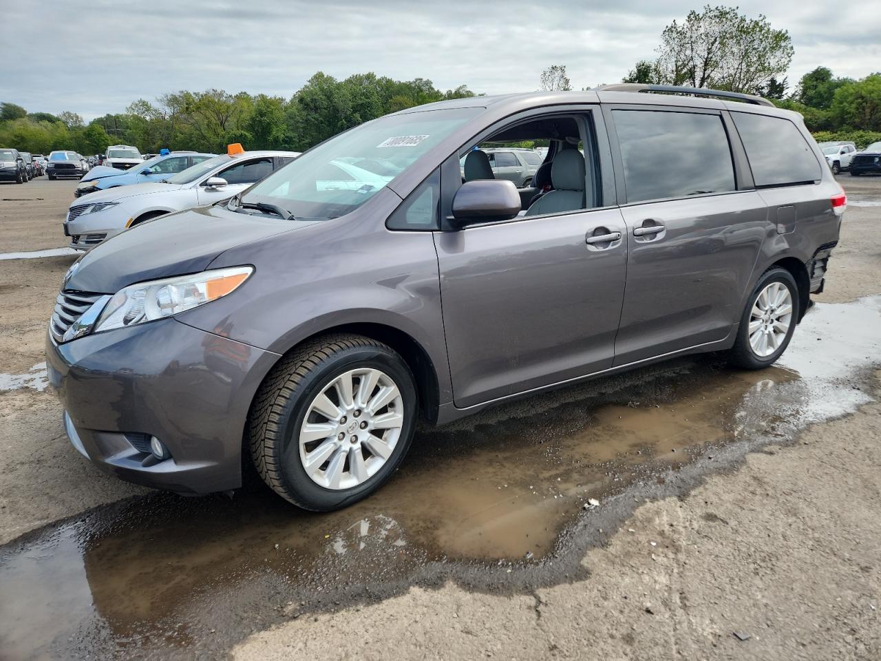 TOYOTA SIENNA XLE 2013