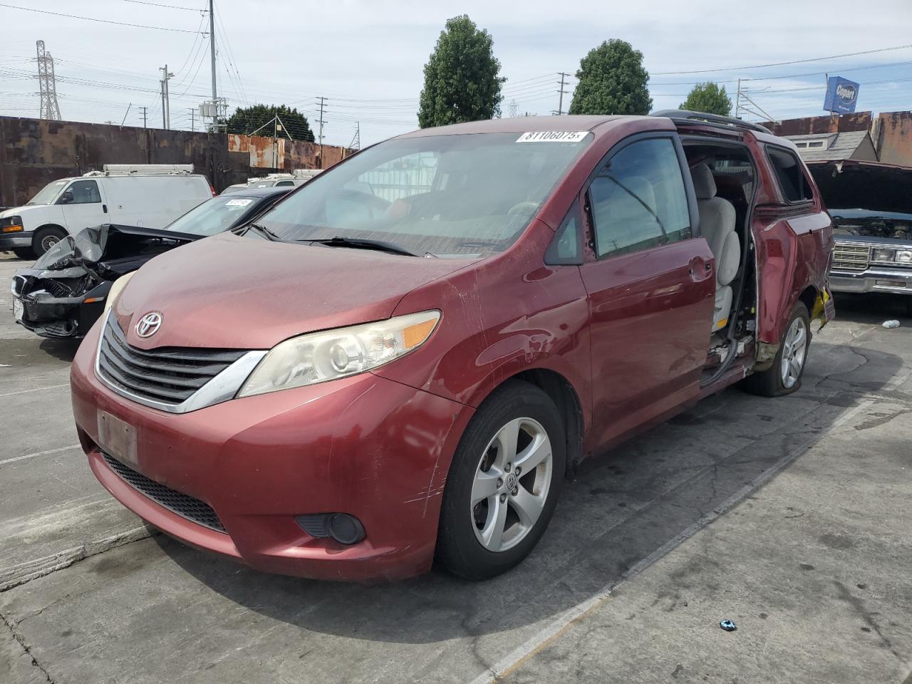 TOYOTA SIENNA LE 2014