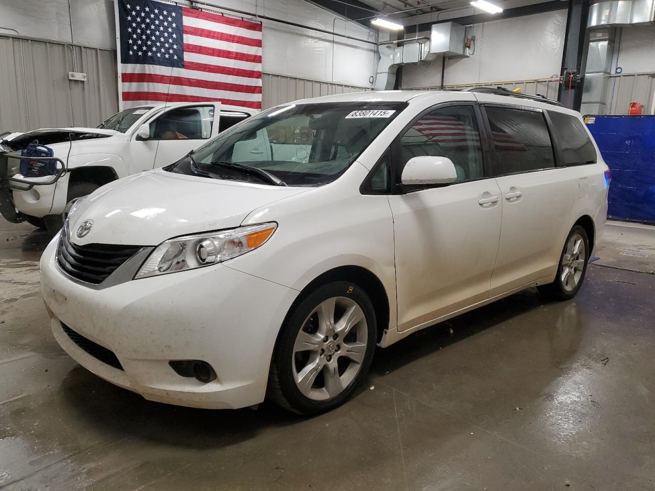 TOYOTA SIENNA LE 2011