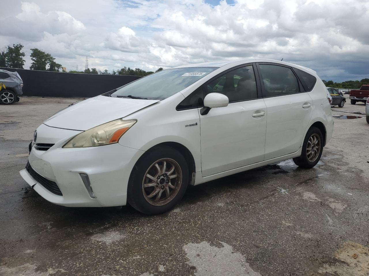 TOYOTA PRIUS V 2013