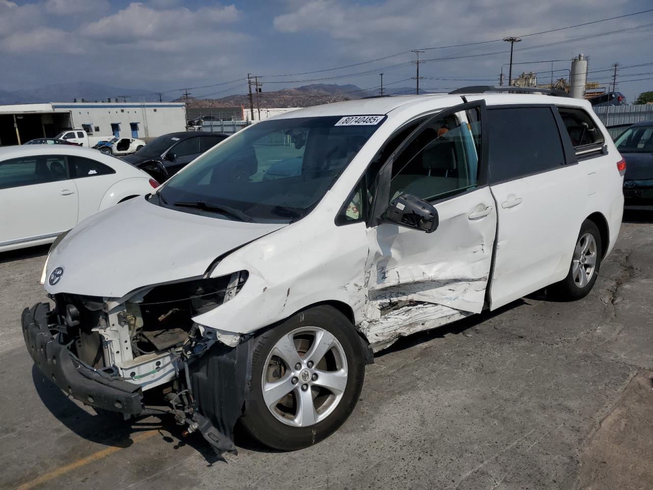TOYOTA SIENNA LE 2011