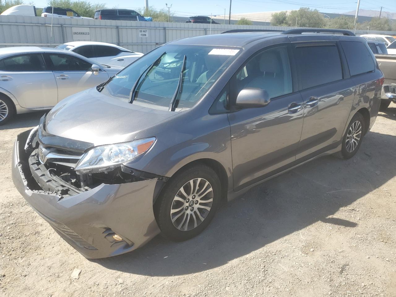 TOYOTA SIENNA XLE 2018