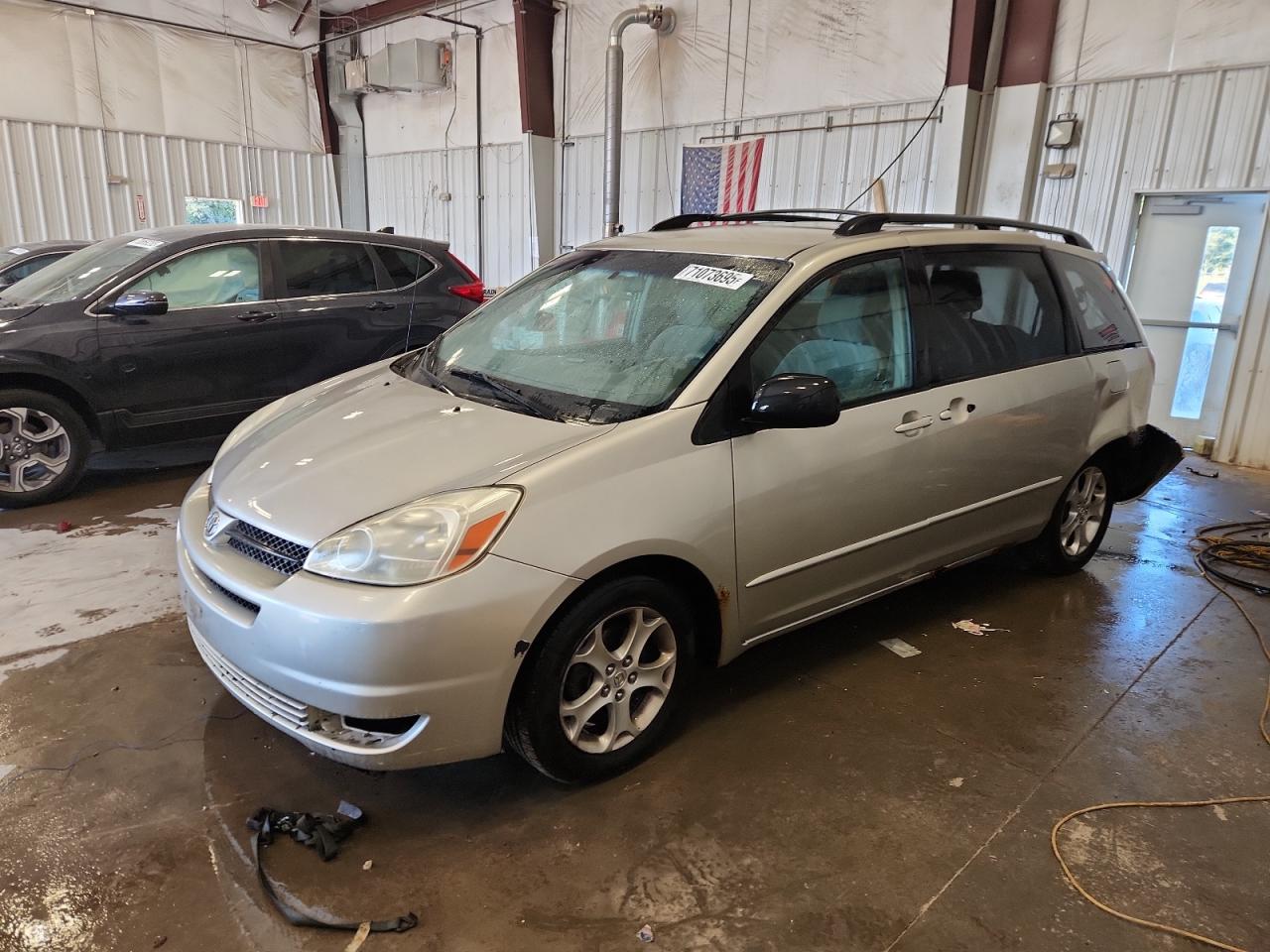 TOYOTA SIENNA LE 2005
