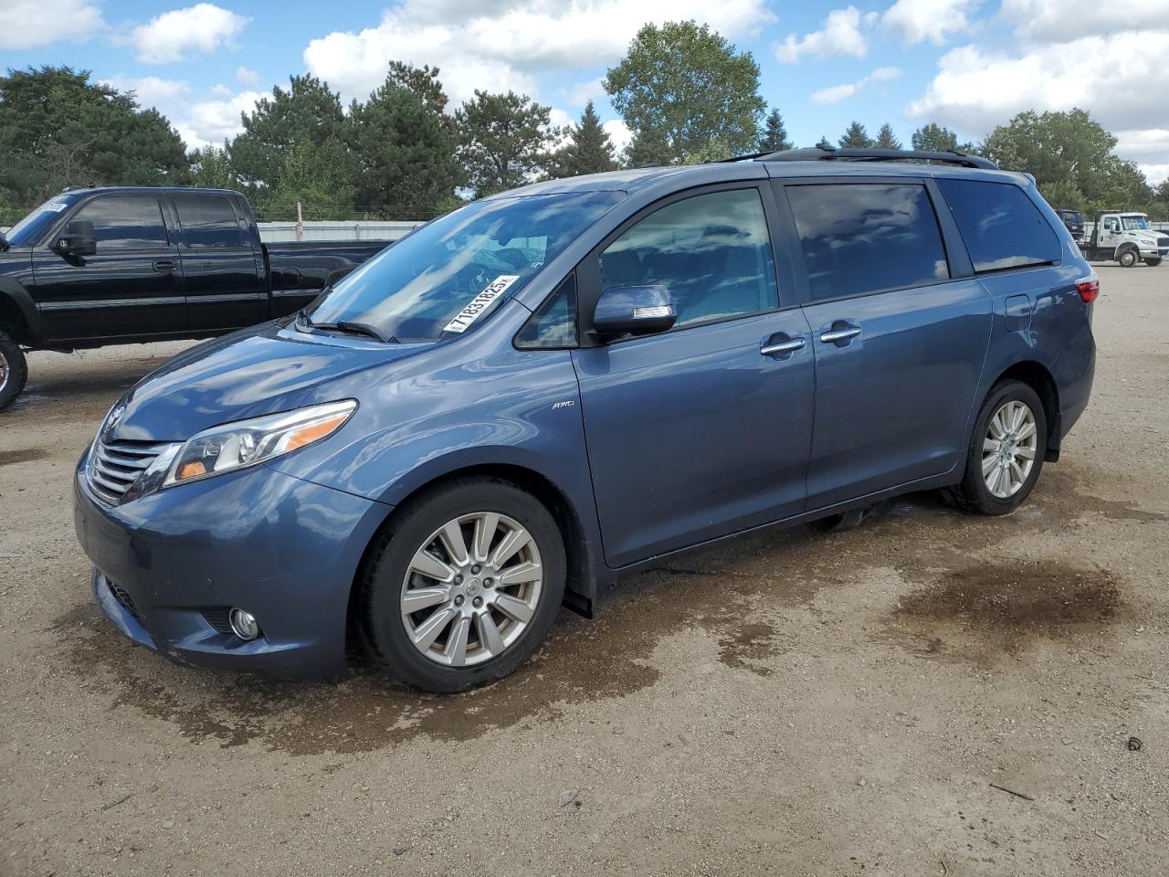 TOYOTA SIENNA XLE 2017