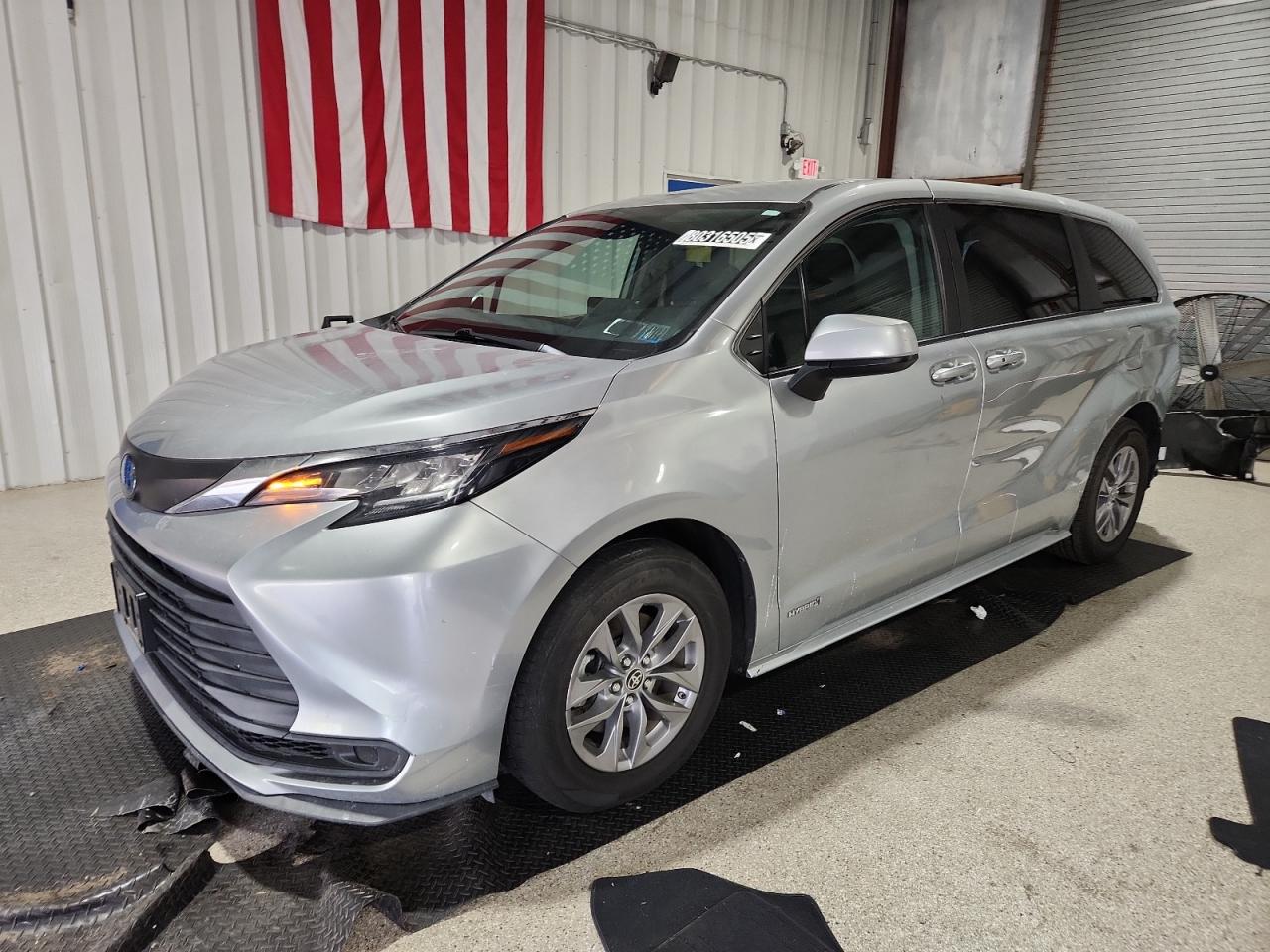 TOYOTA SIENNA LE 2021