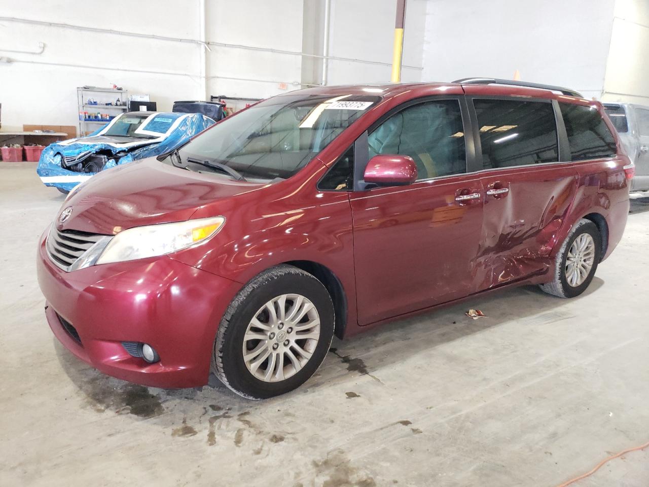 TOYOTA SIENNA XLE 2015