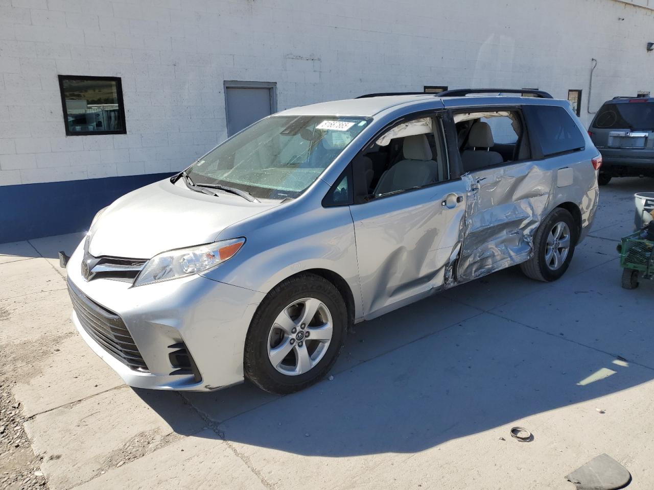 TOYOTA SIENNA LE 2019