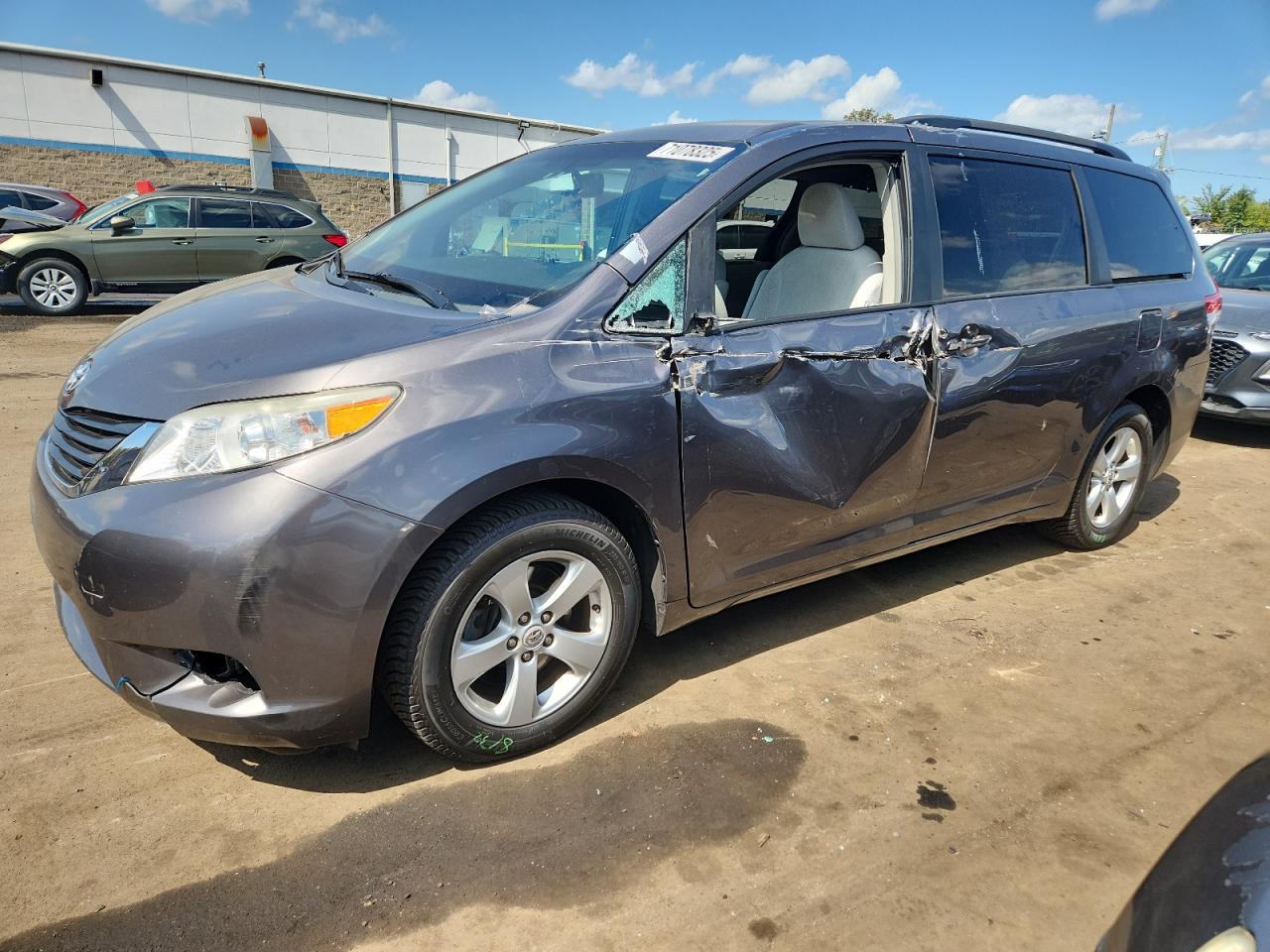 TOYOTA SIENNA LE 2012