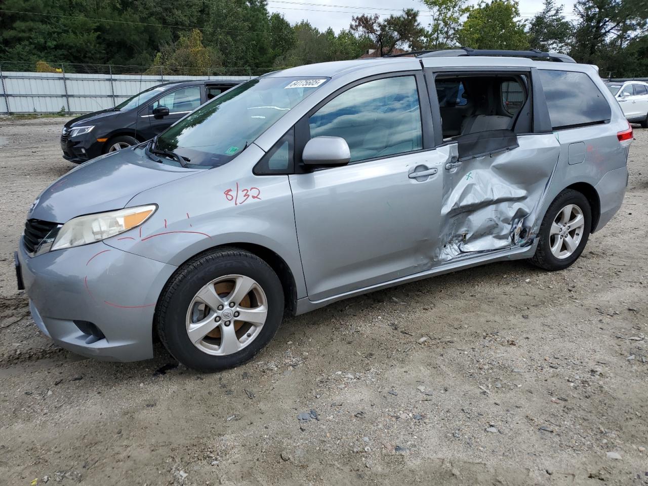 TOYOTA SIENNA LE 2013