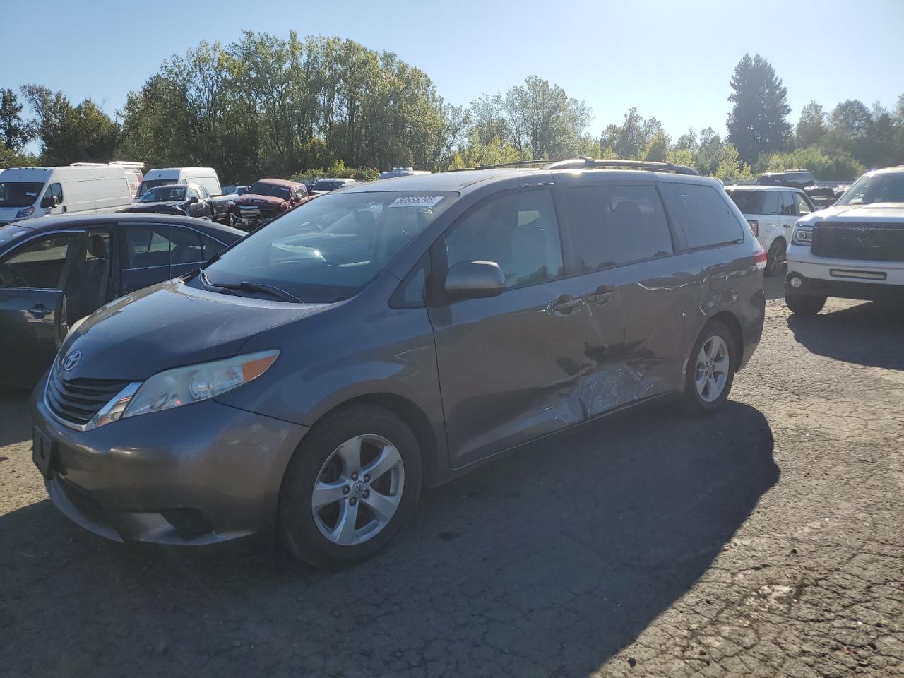 TOYOTA SIENNA LE 2011