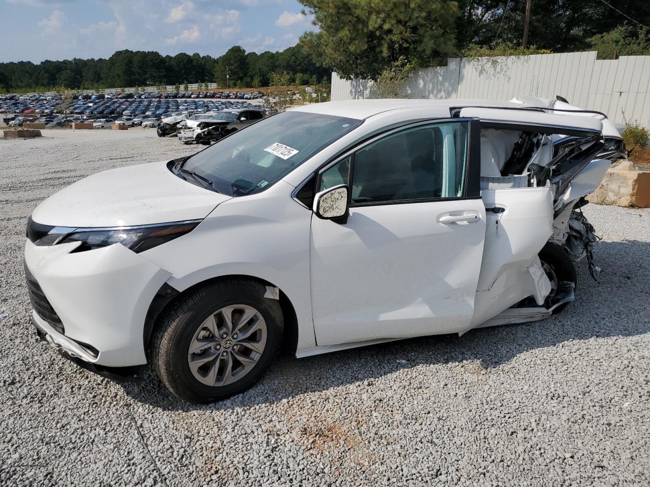 TOYOTA SIENNA LE 2025