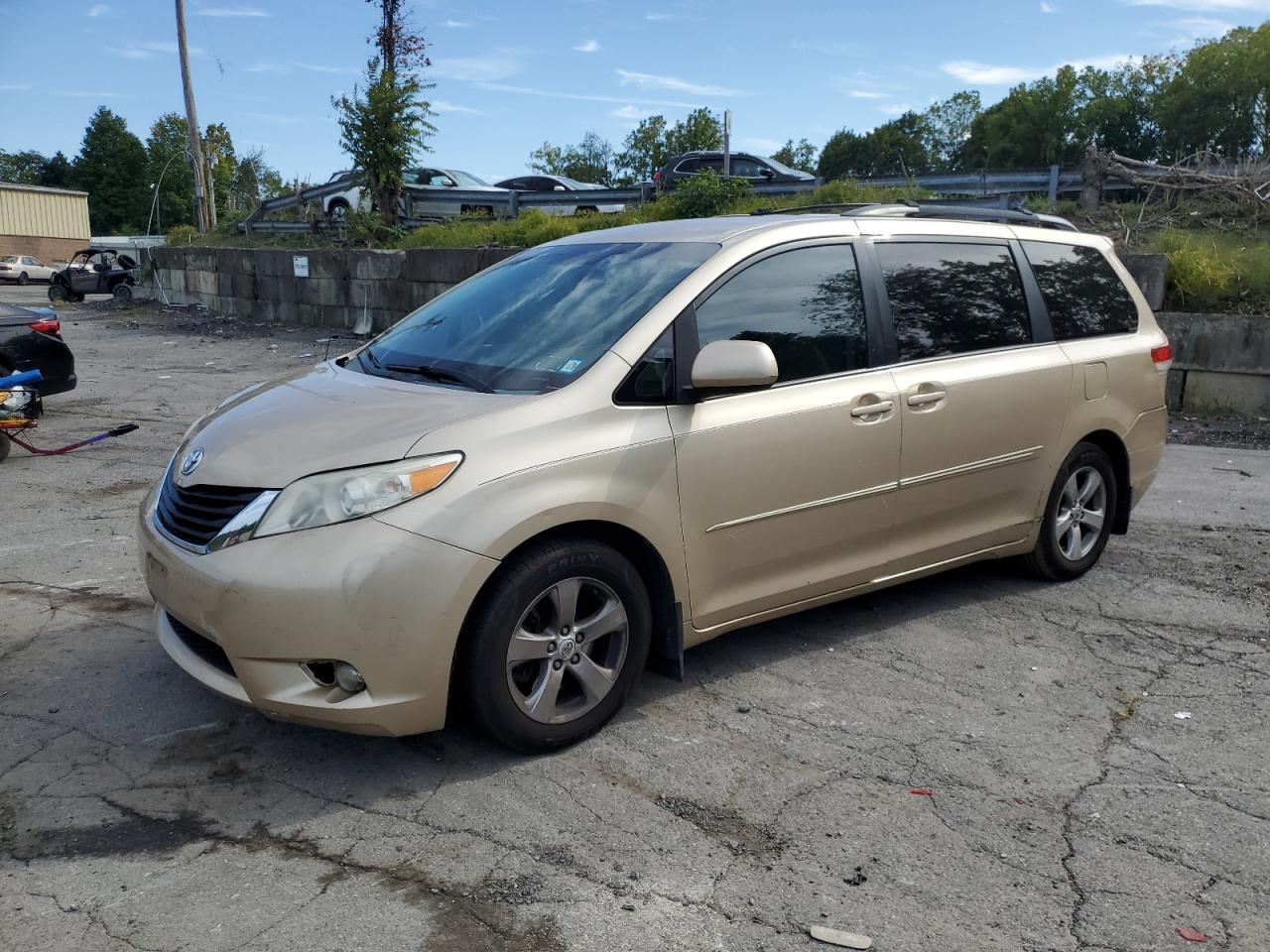 TOYOTA SIENNA LE 2013