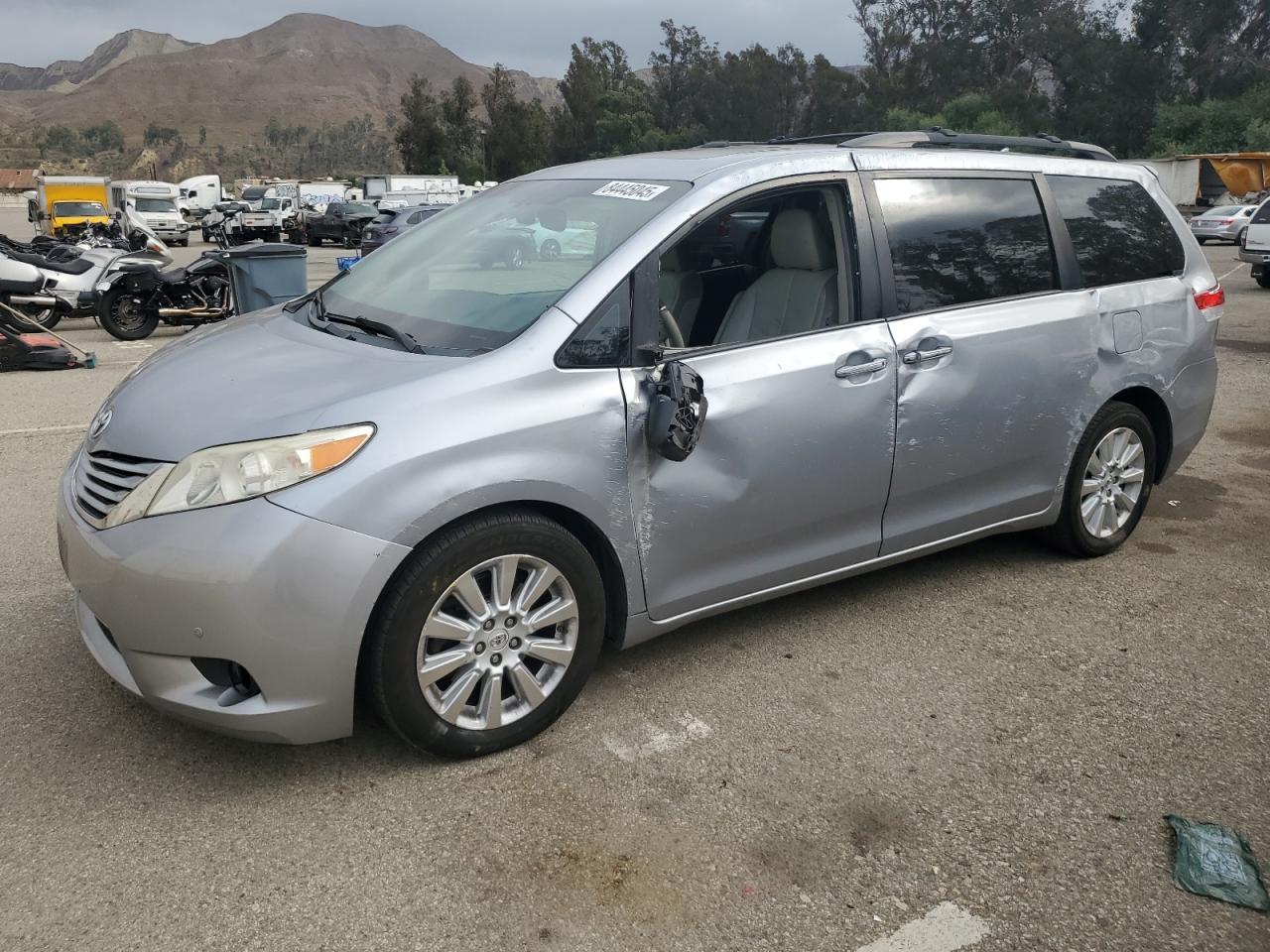 TOYOTA SIENNA XLE 2012