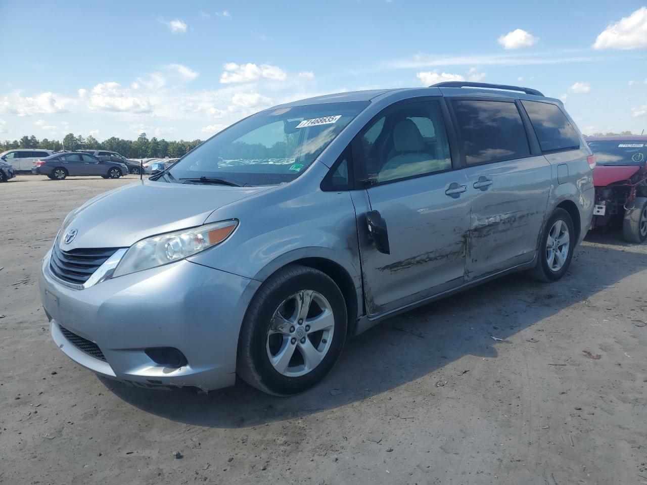 TOYOTA SIENNA LE 2011