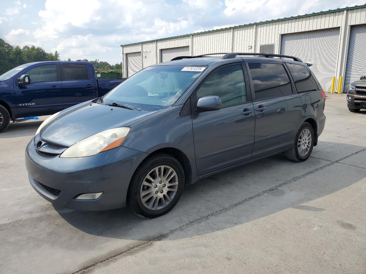 TOYOTA SIENNA XLE 2010