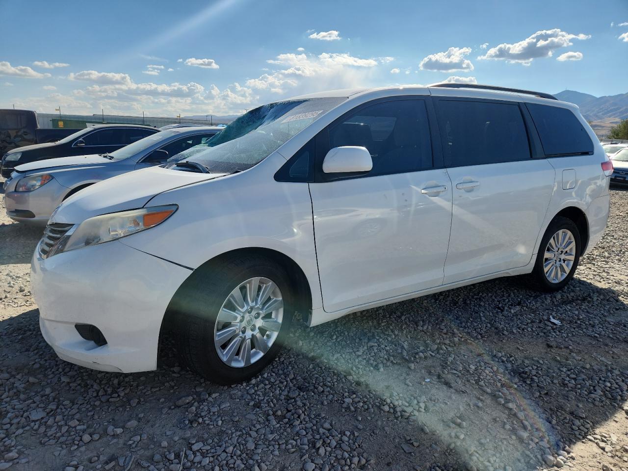 TOYOTA SIENNA LE 2011