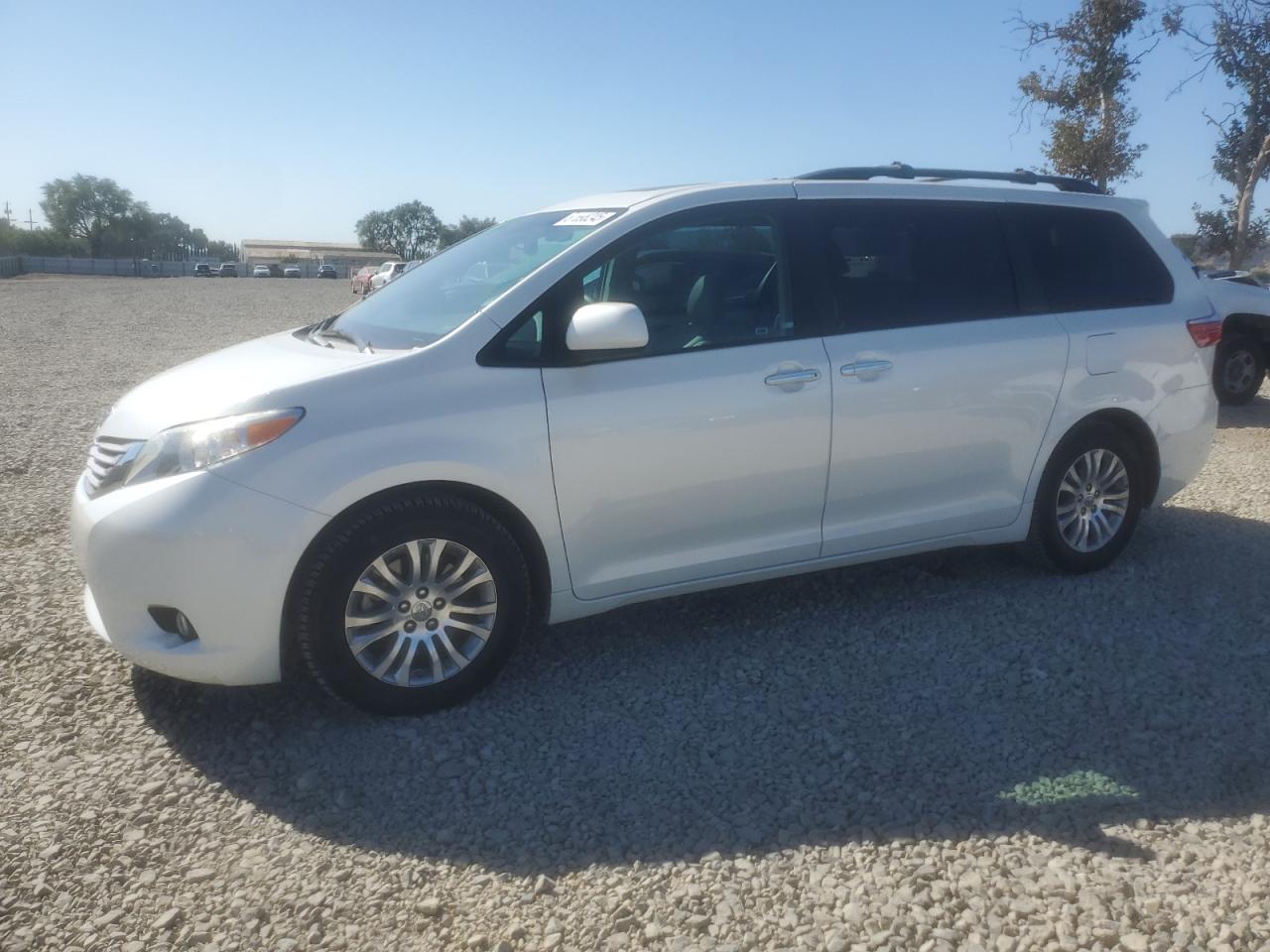 TOYOTA SIENNA XLE 2017
